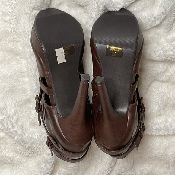 Delicious brand ankle bootie heel - Picture 5 of 6